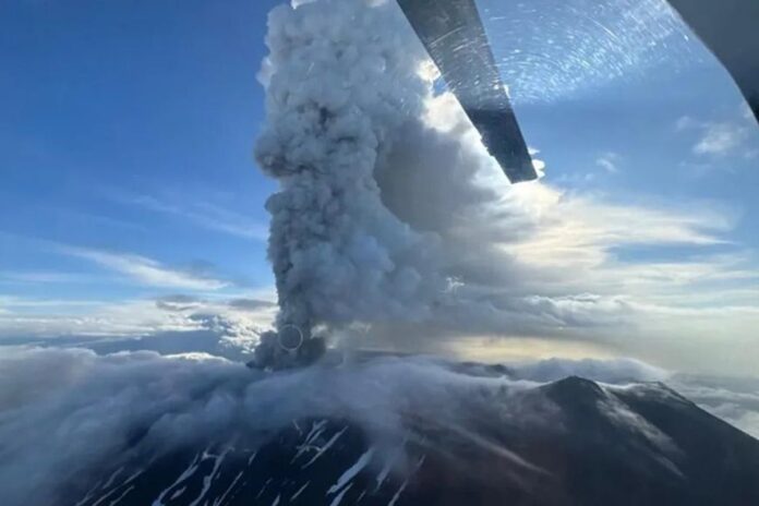 রাশিয়ায় ৫০০ বছর পর অগ্ন্যুৎপাত, ৬ কিলোমিটার উঁচু ছাইয়ের কুণ্ডলী