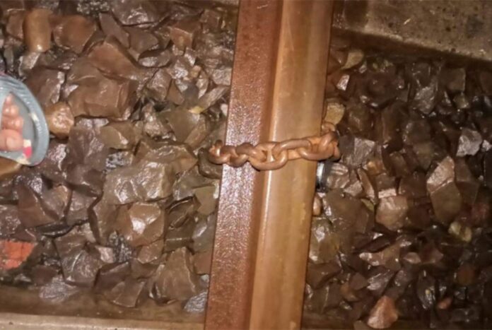 নাটোরে রেললাইনে শিকল পেঁচিয়ে নাশকতার চেষ্টা