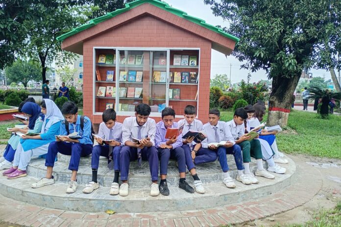 নাটোরে ব্যতিক্রমী উদ্যোগে উন্মুক্ত লাইব্রেরি উদ্বোধন