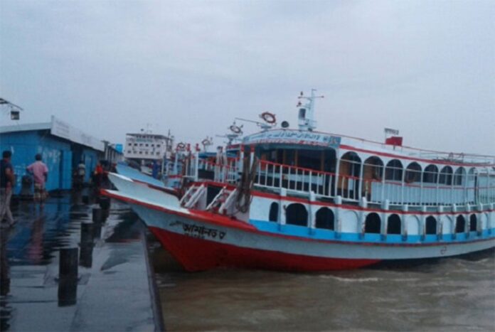 1754715324-25f6b4cde0ff6cc6e35cb3fda33f27b0 পাটুরিয়া-দৌলতদিয়া নৌরুটে লঞ্চ চলাচল স্বাভাবিক