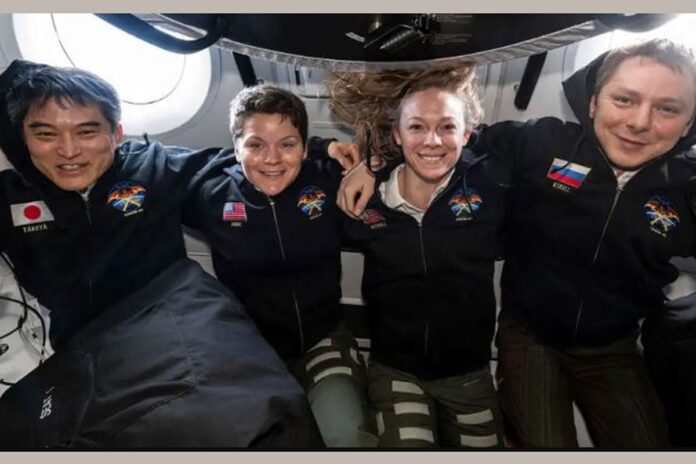 মহাকাশ স্টেশন থেকে পৃথিবীতে যাত্রা শুরু পাঁচ নভোচারীর