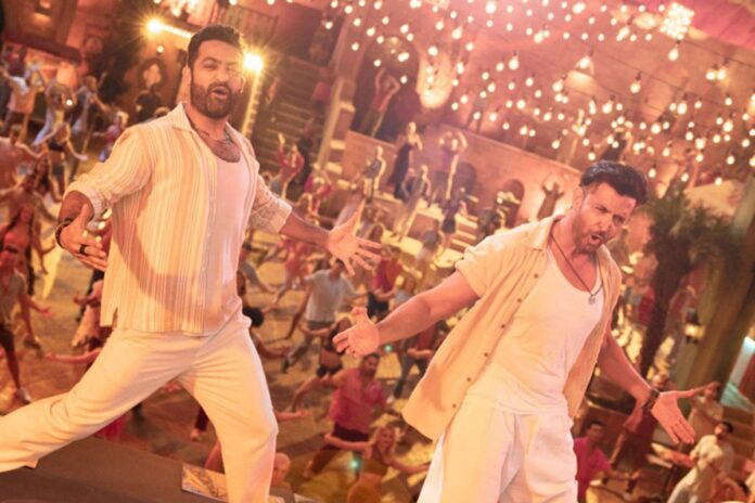 প্রেক্ষাগৃহে ‘ওয়ার-২’, সিনেমা ঘিরে দর্শকের উন্মাদনা