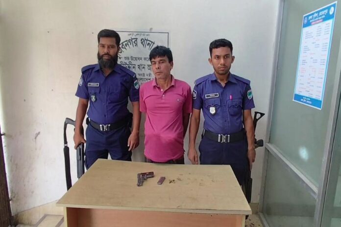 1755329169-cfc4ba125a3696fb782158ebf955ea3c মেহেরপুরে অস্ত্র-গুলিসহ ১১ মামলার আসামি আটক