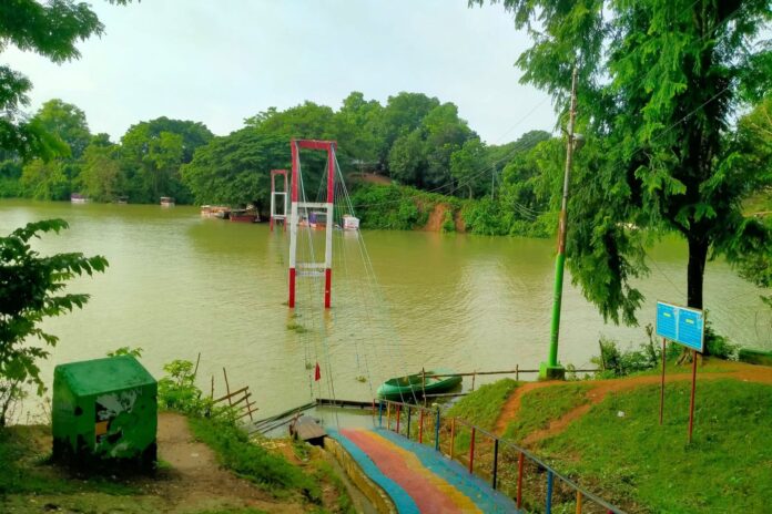 পাহাড়ে পর্যটক সংকট