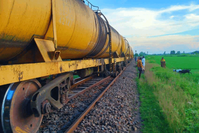 1755438254-0f005fc7e37385f969bb3ee89e199492 চাঁপাইনবাবগঞ্জে তেলবাহী ট্রেনের ৫টি ওয়াগন লাইনচ্যুত