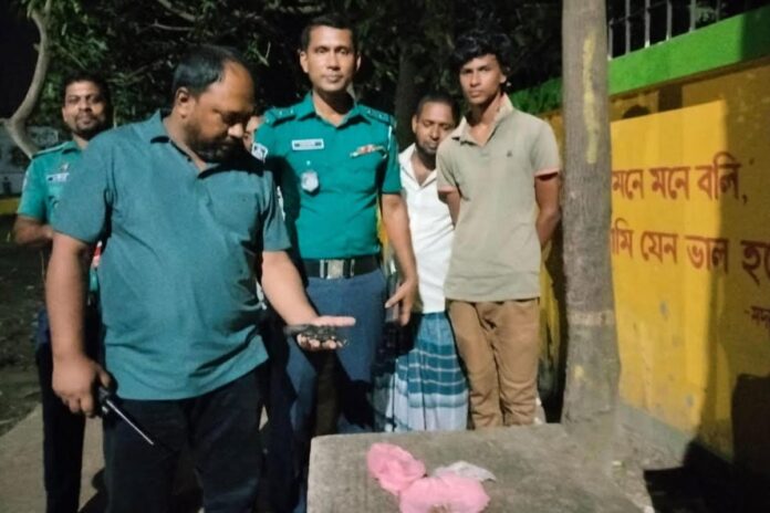 1755445265-7efb3e14d1738f4284f8542058b4edc5 ১৫ রাউন্ড তাজা গুলিসহ বিদেশি রিভলবার উদ্ধার