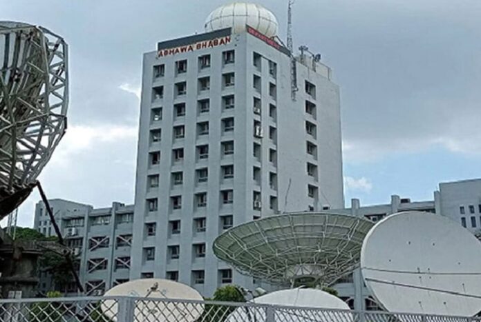 1755485610-794cdb9c73f8c687c66ee249c67e263a ঝড়ের আভাস, ৭ জেলার নদীবন্দরে সতর্কসংকেত