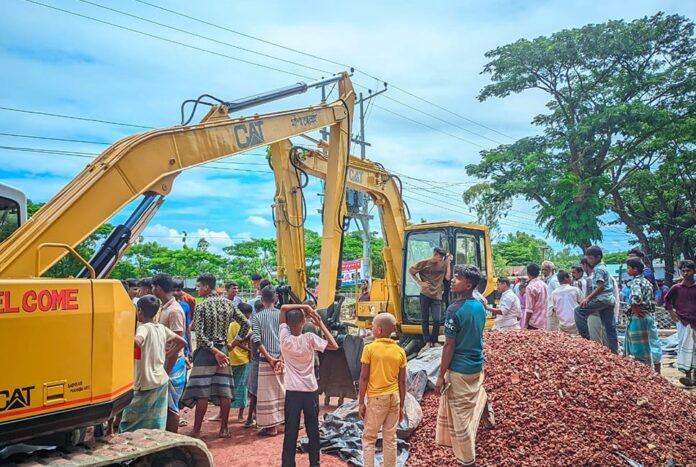 1755607823-072a609f9aefe62105b8b38801a00758 কুতুবদিয়ায় চৌমুহনী বাজারে উচ্ছেদ অভিযান