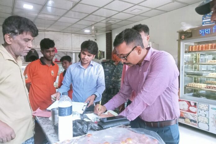 1755610000-1f9ffafcc4c0bbc70331f044b842b7fc আশুগঞ্জে তিন প্রতিষ্ঠানকে জরিমানা