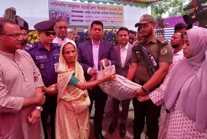 রূপগঞ্জে জলাবদ্ধতায় পানিবন্দী পরিবারদের মাঝে খাদ্য সামগ্রী বিতরণ