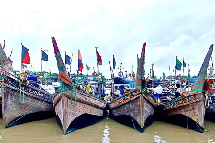 1755697220-ddc32e53da28b79acb03b76409e771c4 নিম্নচাপের প্রভাবে উত্তাল সাগর, নিরাপদে নোঙর করেছে বেশিরভাগ ট্রলার