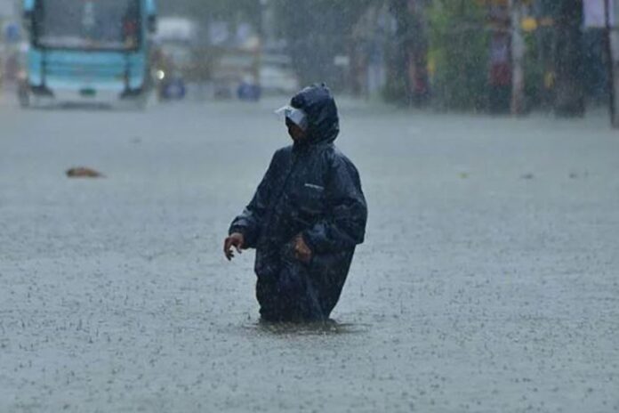 1755698475-13f0fb9651bd69275a61e3967ae22eab ভারী বর্ষণে অচল ভারতের বাণিজ্যিক রাজধানী মুম্বাই