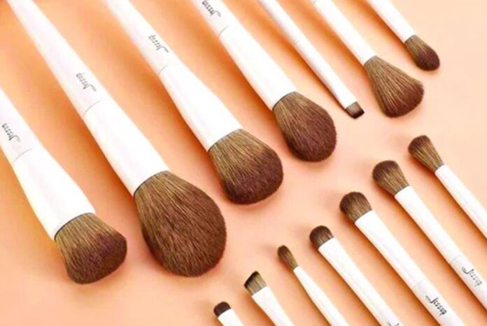 1755698735-87c23ec7748033eba0dd1bb9127570c1 মেকআপ ব্রাশ পরিষ্কার করা উচিত! কত দিন পর পর?