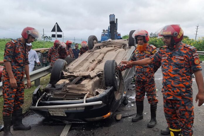 মাওয়া এক্সপ্রেসওয়েতে প্রাইভেটকার উল্টে নিহত ৩