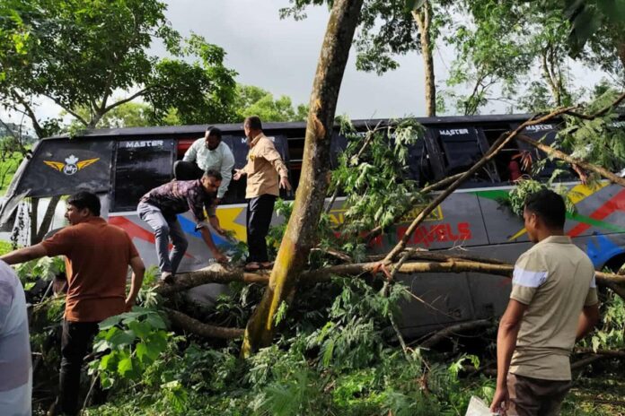 গোপালগঞ্জের যাত্রীবাহী বাস খাদে পড়ে আহত ২০