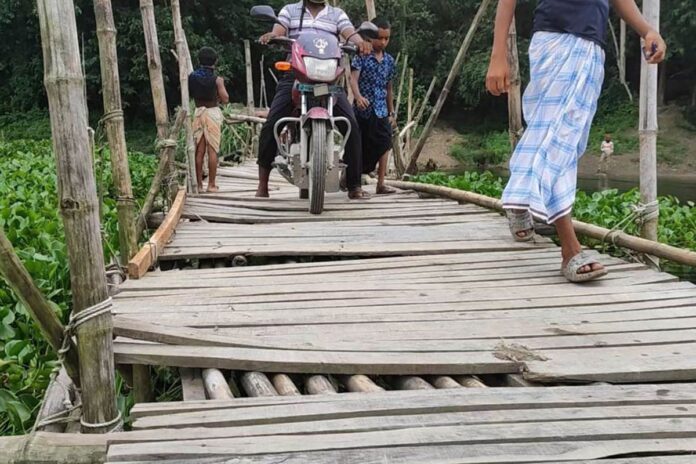 নড়বড়ে সাঁকোই ভরসা দুই জেলার লাখ মানুষের