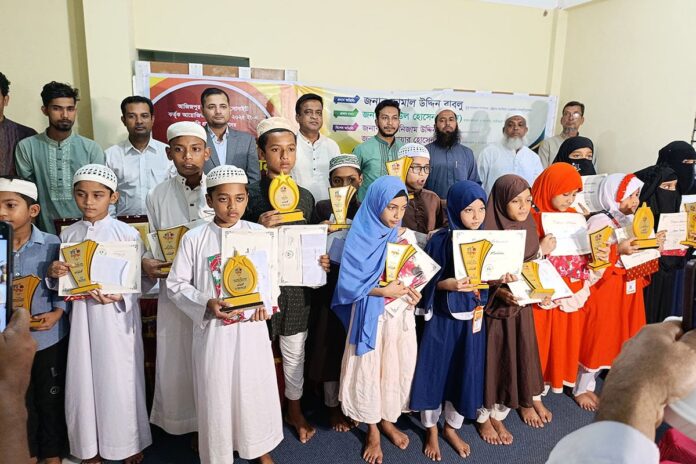 নোয়াখালীতে বন্যায় ত্রাণকাজে অংশ নেওয়া স্বেচ্ছাসেবক ও কৃতি শিক্ষার্থীদের সংবর্ধনা