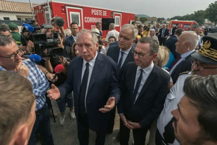 ‌‘নিজের পকেট ভরানো’ রাজনীতিবিদদের সতর্ক করলেন ফরাসি প্রধানমন্ত্রী