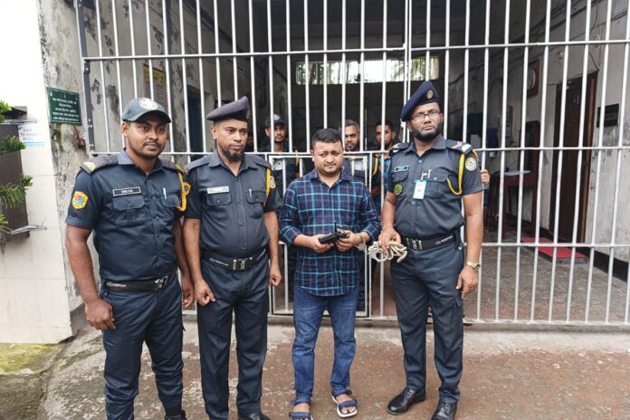 কারাগারে বন্দীর সঙ্গে দেখা করতে গিয়ে ভুয়া গোয়েন্দা সদস্য আটক