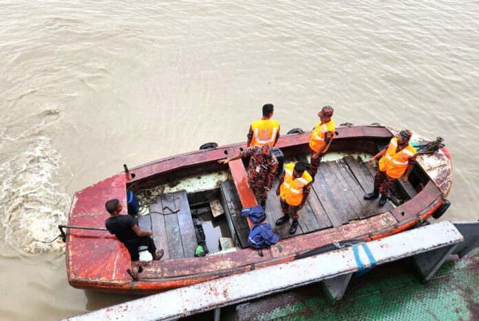 মোংলায় নদীতে পড়ে নিখোঁজ লাইটার জাহাজের কর্মচারী