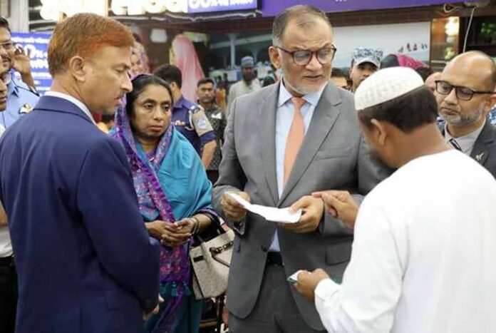 শাহজালালে যাত্রীদের সঙ্গে মতবিনিময় বিমান উপদেষ্টার