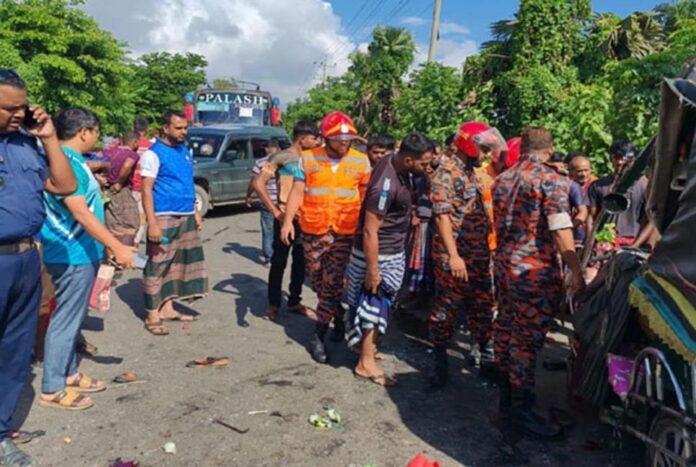 খুলনায় ট্রাকের ধাক্কায় ইজিবাইকের দুই যাত্রী নিহত