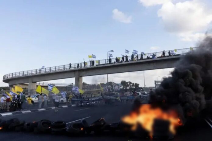 গাজায় যুদ্ধবিরতির দাবিতে ইসরায়েলজুড়ে বিক্ষোভ, সড়ক অবরোধ