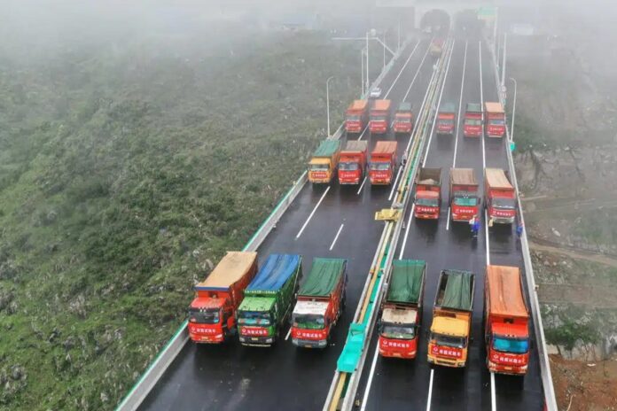 ৯৬ ভারী ট্রাক দিয়ে বিশ্বের সর্বোচ্চ সেতুর সক্ষমতা পরীক্ষা করল চীন
