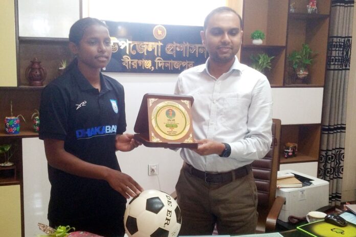 সাফ জয়ী ফুটবলার শান্তি মার্ডিকে বীরগঞ্জে সংবর্ধনা