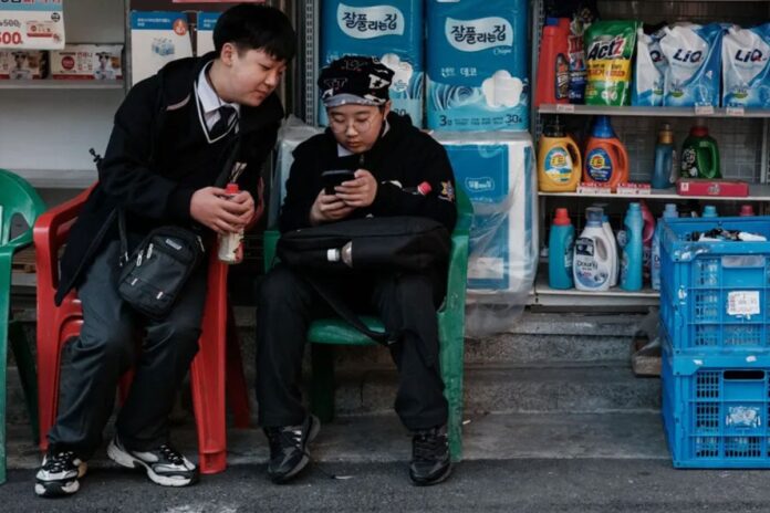 স্মার্টফোন আসক্তি কমাতে কঠোর ব্যবস্থা নিল দক্ষিণ কোরিয়া
