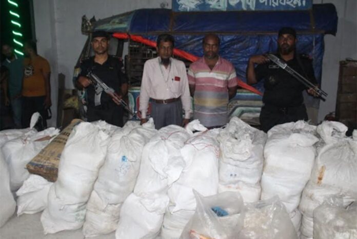 1756471781-6fd33470dea458ab90e18c964caa6eb9 বরিশালে নিষিদ্ধ পলিথিন জব্দ, জরিমানা