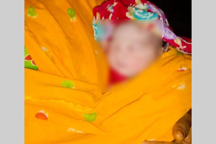 নবজাতককে ফেলে পালালেন মা, বিপাকে বাবা