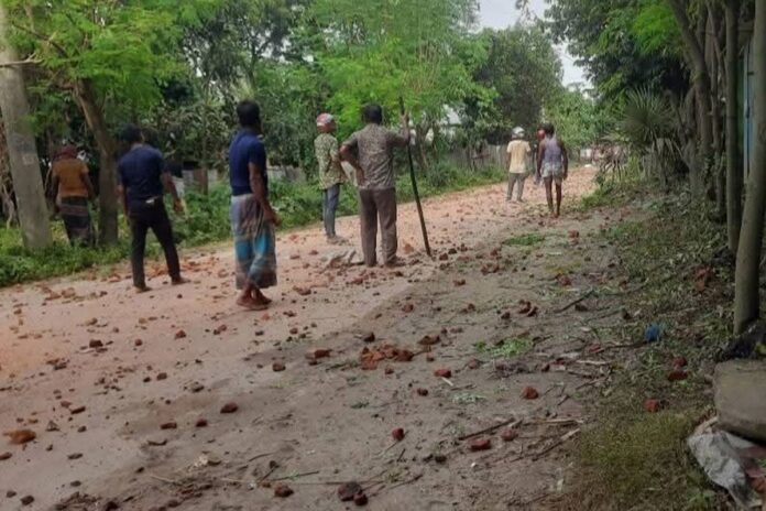 গোবিন্দগঞ্জে বালু উত্তোলনকে কেন্দ্র করে সংঘর্ষে সাংবাদিকসহ আহত ১০