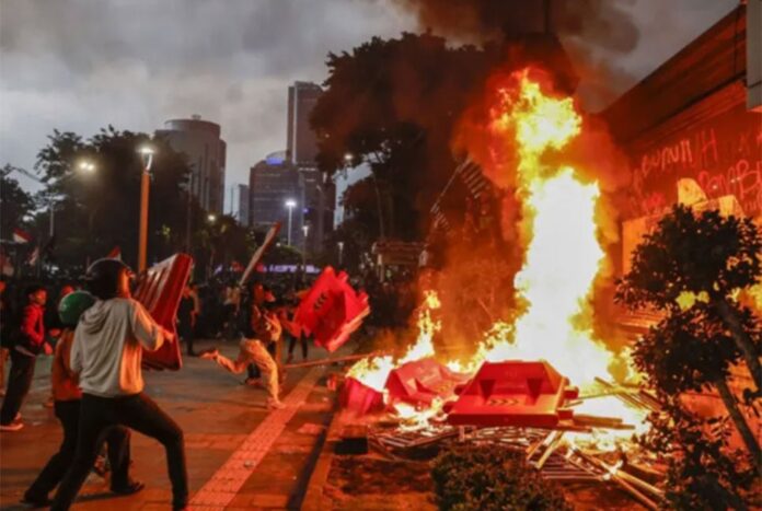 ইন্দোনেশিয়ায় কাউন্সিল ভবনে বিক্ষোভকারীদের আগুনে ৩ জনের প্রাণহানি