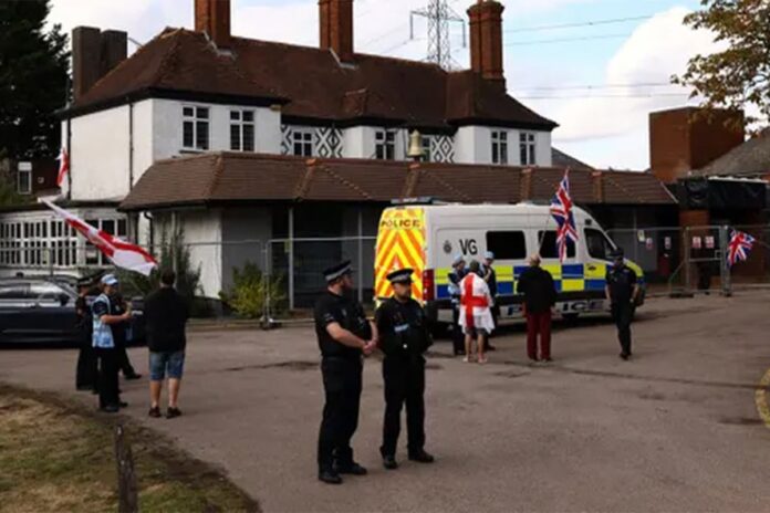 1756605190-a69b5458213379bd10fb6803cdcb5e0f ব্রিটেনে অভিবাসনপ্রত্যাশীদের বিক্ষোভ থেকে গ্রেফতার ৩