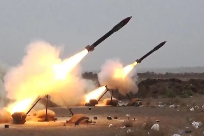 লোহিত সাগরে জাহাজ লক্ষ্য করে ক্ষেপণাস্ত্র নিক্ষেপ হুথিদের