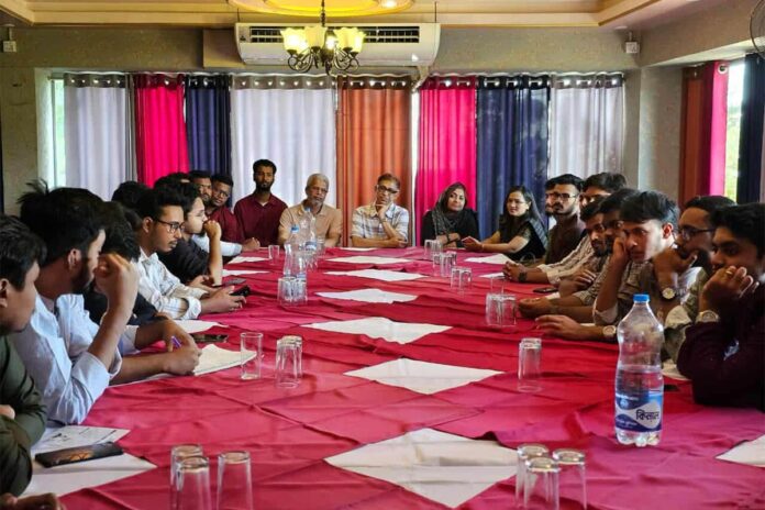 নারায়ণগঞ্জে ঢাবি শিক্ষার্থীদের সঙ্গে জেলা বিএনপির আহ্বায়কের মতবিনিময়