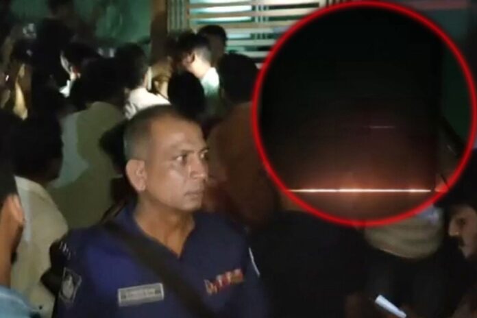 মধ্যরাতে আটকা পড়ে ছাদে আগুন দিল চোর, উদ্ধারে ফায়ার সার্ভিস