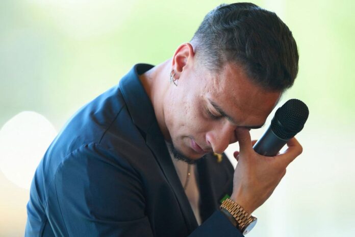 কান্না চোখে ওল্ড ট্র্যাফোর্ডকে বিদায় বললেন অ্যান্টনি