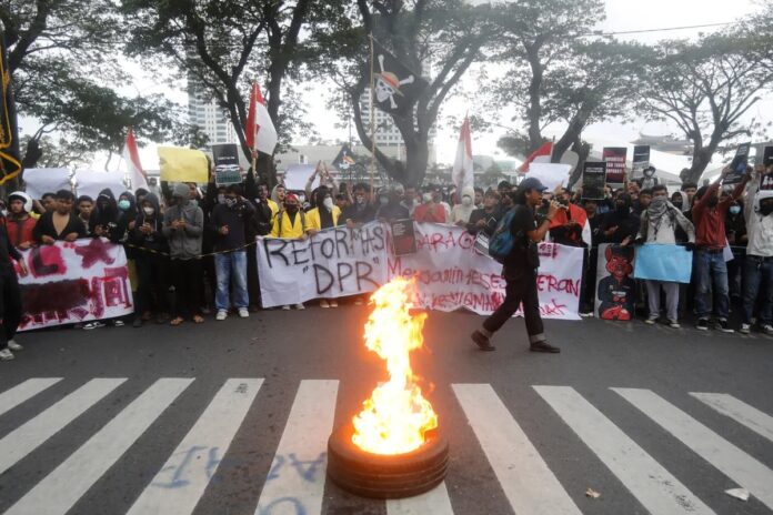 ইন্দোনেশিয়ায় সহিংস বিক্ষোভে কমপক্ষে নিহত ১০