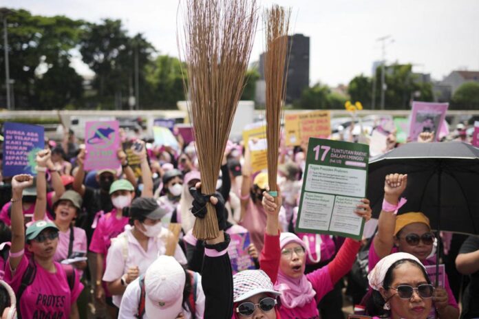 ইন্দোনেশিয়ায় ঝাড়ু হাতে নারীদের বিক্ষোভ