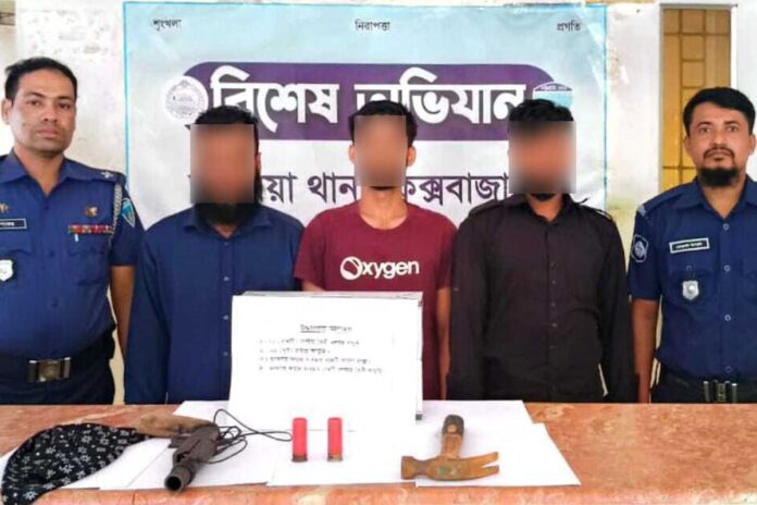 চকরিয়ায় অস্ত্রসহ তিন ডাকাত গ্রেফতার