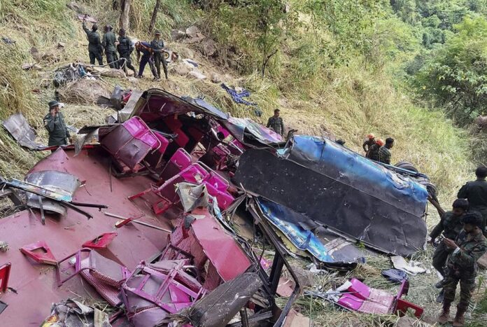 1757062852-b96d703df87ed80a84bf5fae4d1cd92b শ্রীলঙ্কায় পাহাড় থেকে ছিটকে যাত্রীবাহী বাস খাদে, নিহত ১৫