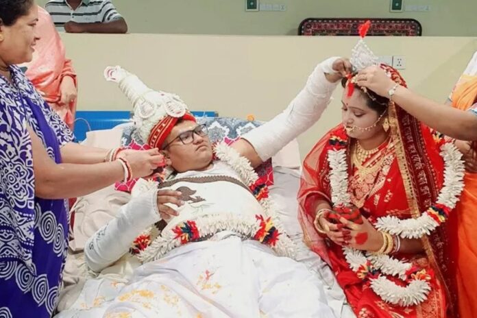 হাসপাতালের বিছানাতেই মালাবদল করলেন বর-কনে