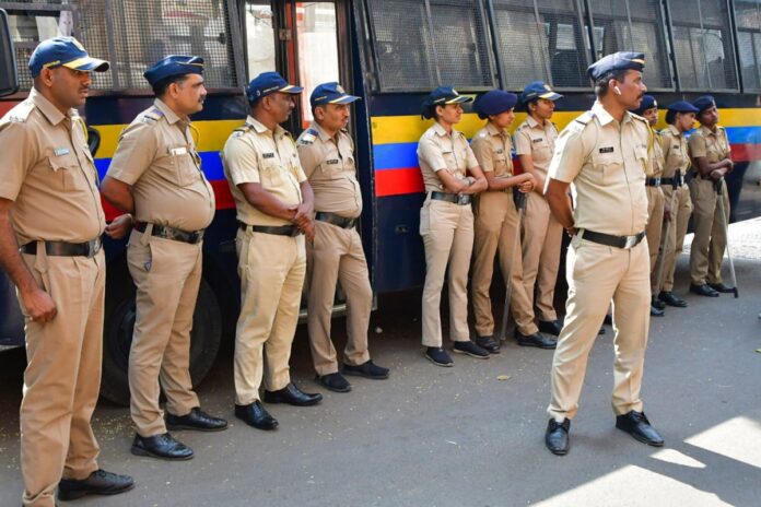 1757074684-62bf1edb36141f114521ec4bb4175579 বিস্ফোরণে মুম্বাই শহর উড়িয়ে দেওয়ার হুমকি; শহর জুড়ে তল্লাশি পুলিশের