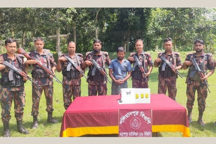 ঝিনাইদহের সীমান্তে ৫০ লাখ টাকার স্বর্ণের বারসহ চোরাকারবারি আটক