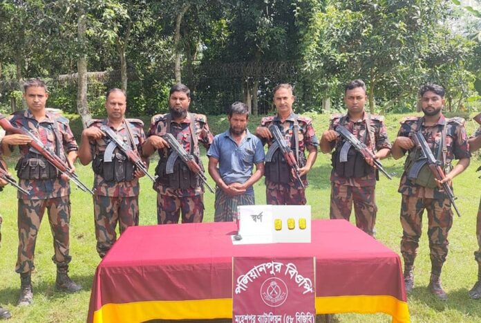 মহেশপুর সীমান্তে ৩ পিস স্বর্ণের বারসহ চোরাকারবারি আটক