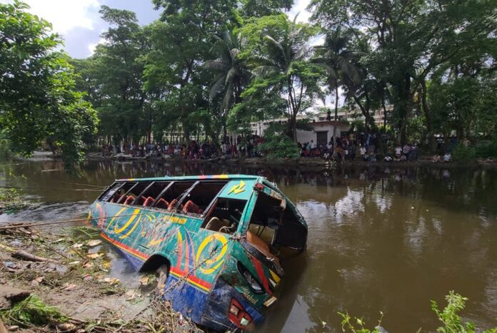 1757138849-8c594eedd70b566edf19b5c202bfc880 লক্ষ্মীপুরে যাত্রীবাহী বাস খালে পড়ে নিহত ২