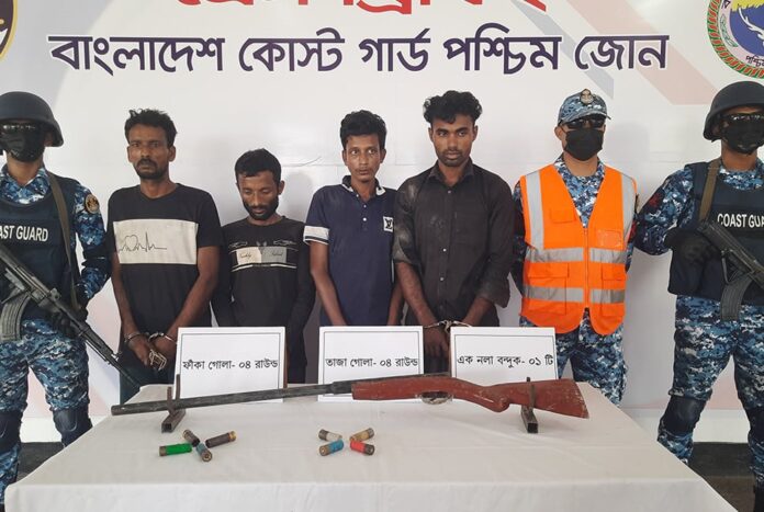 1757143015-35259940aced562b1af1ca6d5d201b65 মোংলায় অস্ত্র ও গুলিসহ ৪ বনদস্যু আটক