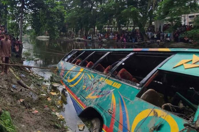 লক্ষ্মীপুরে বাস খালে, নিহত বেড়ে ৫